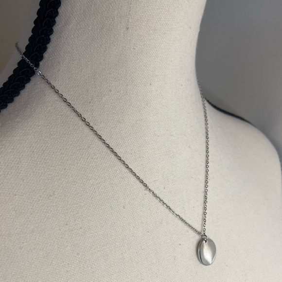 Dainty engraved‎ FLOWER Pendant | SILVER Stainless Steel Necklace - Picture 3 of 9